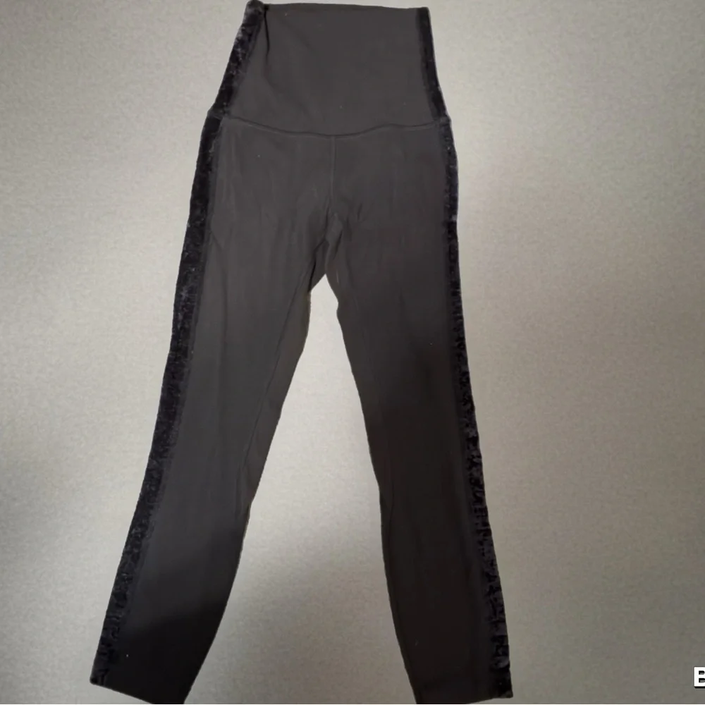 Women’s Lululemon leggings/yoga pants size‎ XS-velvet striped